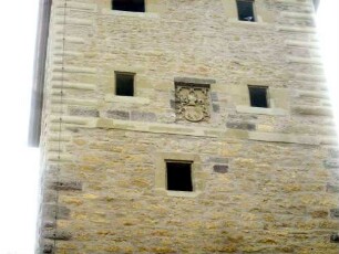 Stadtbefestigung (Nord) - Stadttor (Rödelseer Tor) - Wehrturm Mittagsturm von Stadtseite (Süd)-obere Geschosse mit Wappen