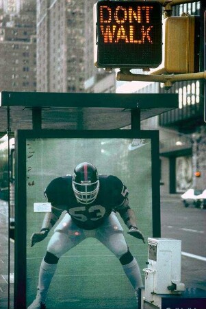 New York. Fußgängerampel mit Werbeplakat // Traffic light with advertising poster