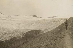 Österreich. Ötztaler Alpen. Bergsteiger am Guslar Ferner (Seitenmoräne)