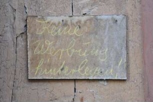 Quedlinburg - Inschrift an einem desolaten Haus : Keine Werbung hinterlegen! Aufgenommen am 19. Juli 2012 in Quedlinburg