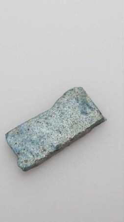 hellgrau-blaues Fragment einer Gefässwandung, Glas