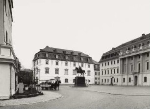 Weimar, Platz der Demokratie 1 und 2. Herzogin-Anna-Amalia-Bibliothek (1761-1765 Umbau, A. F. Straßburger) und Hochschule für Musik "Franz Liszt" Weimar (1770-1774, J. G. Schlegel). Blick über den Platz mit Karl-August-Denkmal (1875, A. v. Donndorf)