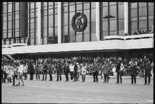 Pfingsttreffen der FDJ am Palast der Republik mit der "Ordnungsgruppe", vermutlich im Dienst der Stasi