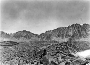 Ausgewaschenes Bergmassiv : Geröllschutt vor einem Bergmassiv