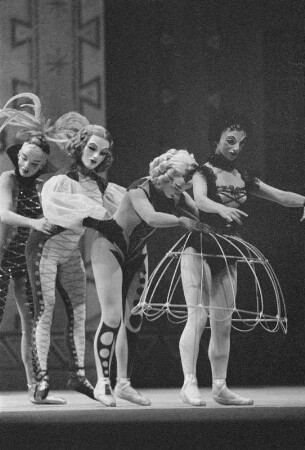 Szenenbilder aus dem Ballett "Coppelia" von L. Delibes, Libretto A. Saint-Léon und Ch. Nuitter, Deutsche Staasoper Berlin, Premiere 31.05.1956 : Ballett in drei Bildern
