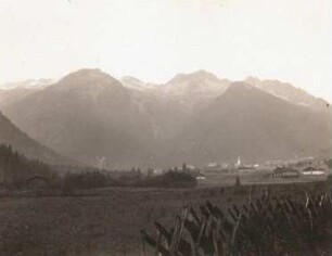 Krimml. Ortsansicht mit Pfarrkirche gegen die Hohen Tauern und Seekar