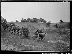 Geländeübung des Feld-Artillerie-Regiments Nr. 46 Enthält: Platte 17, Soldaten auf mit Pferden bespannten Geschützen reiten eine Böschung hinauf