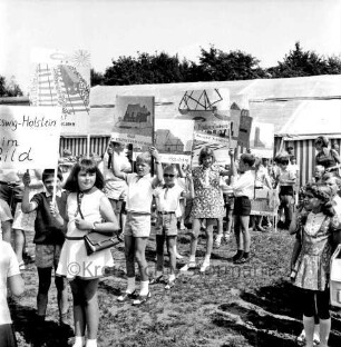 Kindervogelschießen: Festwiese: Festumzug: Klasse 4b mit Transparenten "Schleswig-Holstein im Bild": dahinter Festzelt