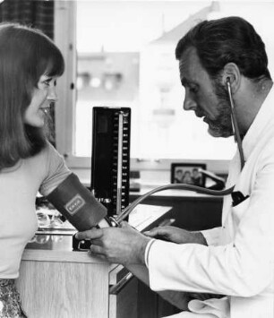 Beim Vertrauensarzt. Einer Patientin wird der Blutdruck gemessen.