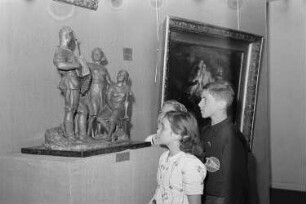 Ausstellung der Sowjetunion im Gebäude des Finanzministeriums der DDR am Werderschen Markt anlässlich der III. Weltfestspiele in Berlin : Ausstellungsbesucher vor einer Plastik