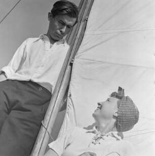 Elisabeth Gremmler (rechts) und ein befreundeter Mann auf einem Segelboot