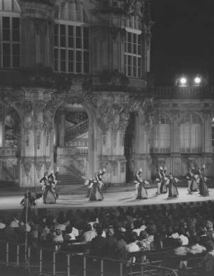 Dresden. Zwinger, Tanzaufführung vor dem Wallpavillon
