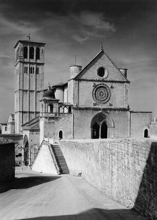 Assisi. San Francesco (1228-1253). Fassade der Oberkirche, Treppe zur Piazza Superiore, Vorhalle der Unterkirche und Campanile