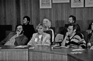 3. Stormarner Kulturforum: Podiumsdiskussion im Kreistagssitzungssaal am 22. Mai 1996: Podium, dahinter Plakate von Kunstausstellungen im Kreis Stormarn: Publikum