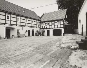 Bauernhof (ehem. Vierseithof, 1. H. 19. Jh.). Wohnstallhaus und Auszüglerhaus : Struppen, Hohe Straße 6. Bauernhof (ehem. Vierseithof, 1. H. 19. Jh.). Wohnstallhaus und Auszüglerhaus. Hofansicht