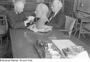 Wilhelm Pieck sitzt Modell für eine Büste