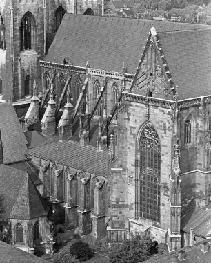 Halberstadt, Dom St. Stephanus und St. Sixtus, Langhaus und Querhaus von Südwesten, Hof der Stiftsgebäude