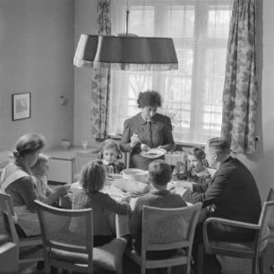 Familie beim Essen, wohl Familie von Gremmlers Verleger Hans A. Keune in Berlin