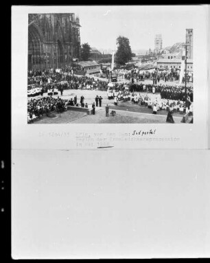 Vor dem Dom, Südportal, Beginn der Fronleichnamsprozession im Mai 1948