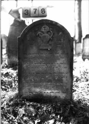 Grabstein 378 (Index: 100115722) Material: Sandstein Zustand: verwittert Maße HxBxT: 85x55x12 cm Beschreibung: Stele mit eingezogenem Rundbogenabschluß, eingetieftes Schriftfeld Symbolik: Levitenkanne: Grabstein 378