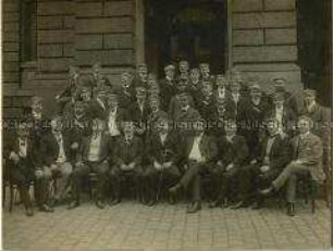 Gruppenbild von Corpsstudenten und "Alten Herren"
