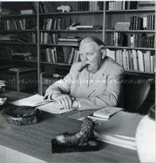 Ludwig Erhard am Schreibtisch in seinem Haus am Tegernsee