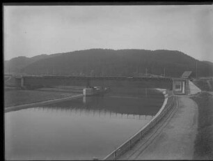 Brücke über Fluss (evtl. Donaubrücke in Tuttlingen)