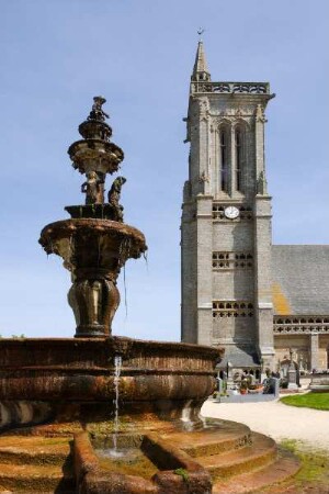 Frankreich. Bretagne. Finistere. Saint Jean du Doigt. Umfriedeter Pfarrhof. Renaissance Brunnen und Kirchturm