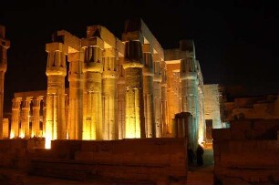 Luxor - Beleuchteter Tempel : Luxor-Tempel, abendliche Beleuchtung, aufgenommen 2006 in Luxor