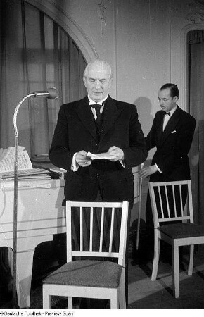 Aufnahmen einer Modenschau am Kurfürstendamm : Arthur Werner, Oberbürgermeister von Berlin, während einer Ansprache