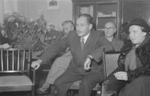 60. Geburtstag von Walter Maschke, Generalsekretär der Volksbühne Berlin : Schriftsteller Friedrich Wolf neben der Schauspielerin Steffie Spira und weitere Gäste
