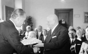 Lahr: Altregierungspräsident Waeldin, 80 Jahre; Regierungspräsident Person überreicht ihm Geschenk