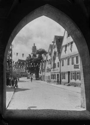 Nördlingen, Deininger Straße : Nördlingen. Deininger Straße. Blick Richtung Marktplatz zur Pfarrkirche St. Georg