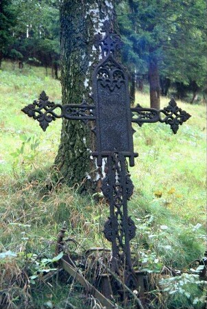 gusseisernes Grabkreuz auf dem Alten Friedhof