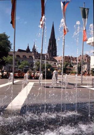 Freiburg: Springbrunnen vor der Kongresshalle, Hintergrund Münster, von oben, Farbaufnahme