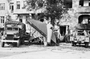 Berlin (West). Absturzstelle eines Transportflugzeuges ("Rosinenbomber") während Beräumungsarbeiten