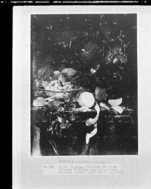 Stillleben mit Früchten und einer chinesischen Porzellanschüssel mit Erdbeeren