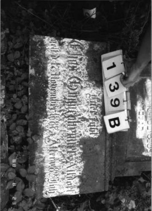 Grabstein 139 (Index: 100096035) Maße HxBxT: 163x67x21 cm Symbolik: aufgeschlagenes Buch: Grabstein 139B