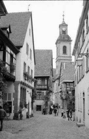 Reichenweier, Riquewihr: Gasse mit Kirche