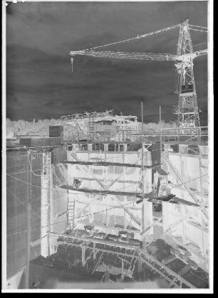 Staustufe Garstadt. Montage des Stemmtores am Oberhaupt.