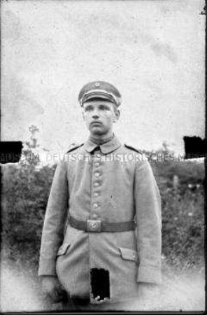 Soldat auf einer Wiese, 1. Weltkrieg