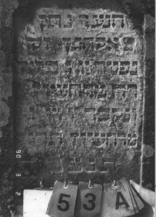 Grabstein 53 (Index: 99608737) Material: Sandstein Zustand: stärker verwittert Maße HxBxT: 103x56x13 cm Beschreibung: Stele mit geschwungenem Bogen, vertiefter Textteil mit eingezogenem Rundbogen: Grabstein 53A