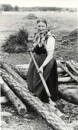 Verwendung eines Schäleisens in Sabrodt : Hausrat - Hausarbeit. Ort: Zabrod / Sabrodt. Schäleisen zum "Holzschälen"