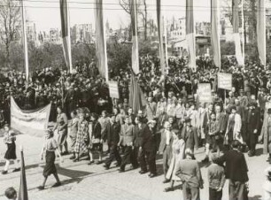Dresden. Maidemonstration 1951 : Demonstrationszug von der Güntzstraße zum Straßburger Platz (Fucikplatz) in Dresden