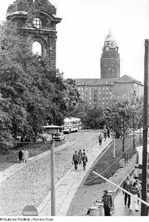 Blick von der Brühlschen Terrasse gegen Ruine der Frauenkirche, im Hintergrund der Rathausturm