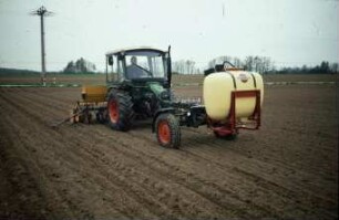 Fotografie: Traktor, Geräteträger, Trägerfahrzeug, Feldspritze angebaut, Einzelkornsämaschine