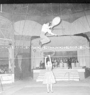 Seiltänzer im Circus Busch in Berlin (Ost)