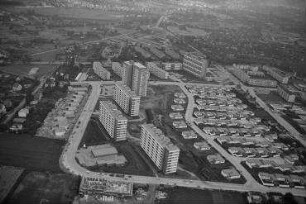 Luftaufnahme, Blick von Süden auf die Siedlung im südlichen Bereich der Heerstraße im Gebiet der Sandstraße und Meydenbauerweg. Berlin-Wilhelmstadt, Heerstraße
