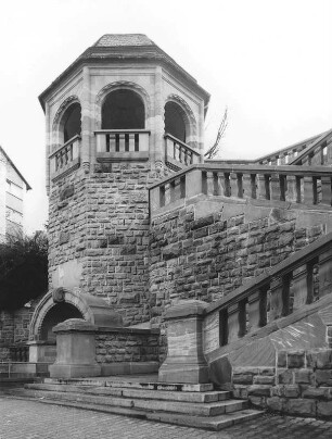 Böschungsmauer mit Pavilion; Frankfurt, Offenbacher Landstraße ( Hühnerweg ), Auf dem Mühlberg