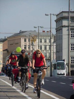 Linz - Radfahrer auf der Donaubrücke : Radfahrer auf der Donaubrücke. Aufgenommen am 17. Juni 2011 in Linz